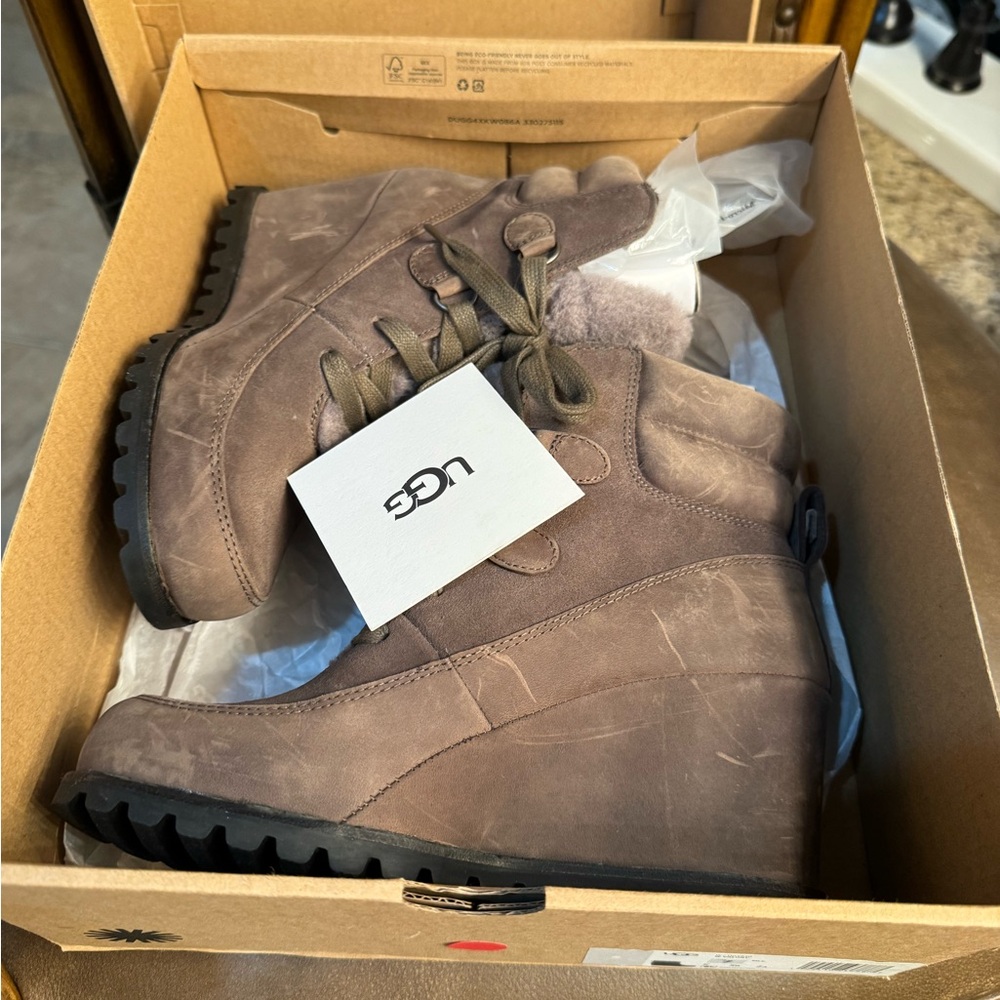 UGG M Taupe Lace-Up Boots